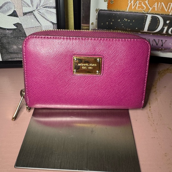 Michael Kors Bryant Medium Pebbled Leather Wallet - Picture 1 of 3